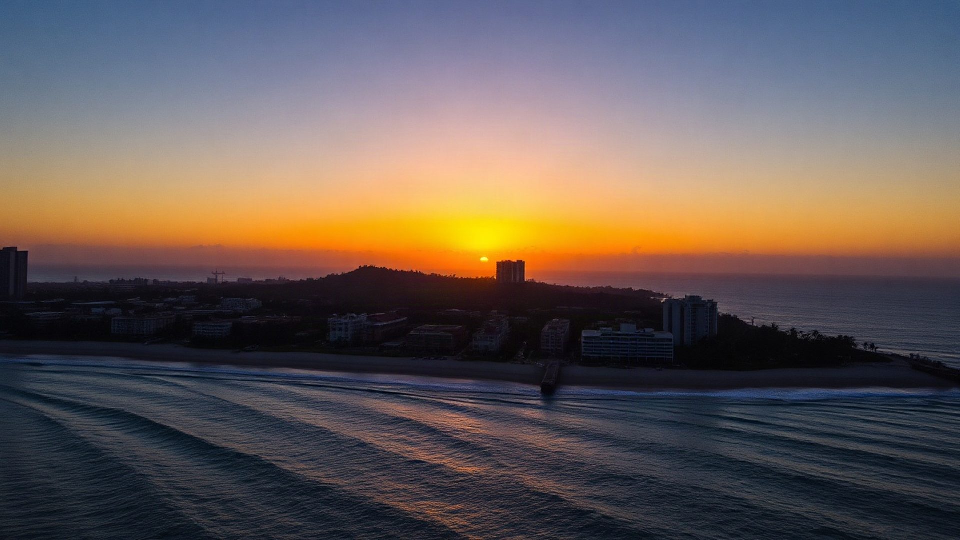 Vista aérea do litoral de Fortaleza ao entardecer